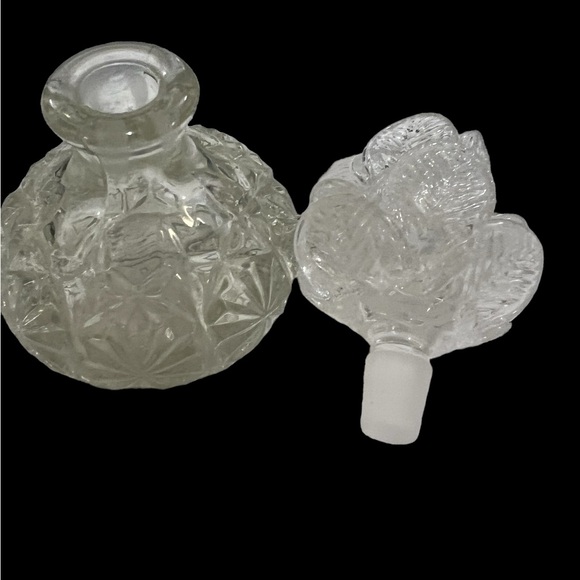 VINTAGE ETCHED CRYSTAL PERFUME BOTTLE WITH FLORAL TOP - Picture 4 of 8